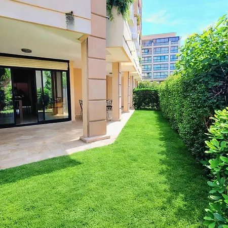 Beachfront 4 - 6 People 2 Swimming Pool Apartment *