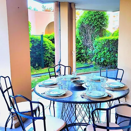 Beachfront 4 - 6 People 2 Swimming Pool קאן