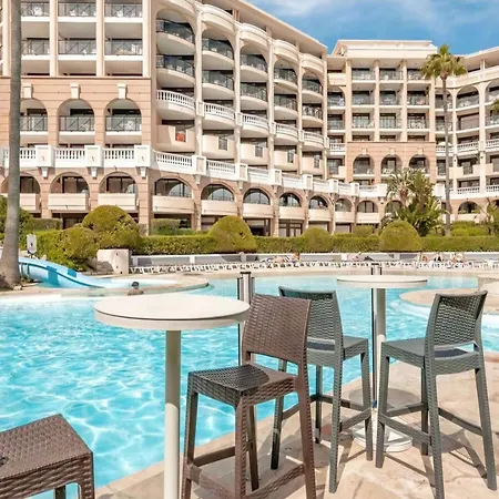 Beachfront 4 - 6 People 2 Swimming Pool