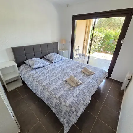 Beachfront 4 - 6 People 2 Swimming Pool Apartman