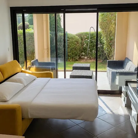 Beachfront 4 - 6 People 2 Swimming Pool شقة