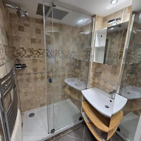 Beachfront 4 - 6 People 2 Swimming Pool * 戛纳