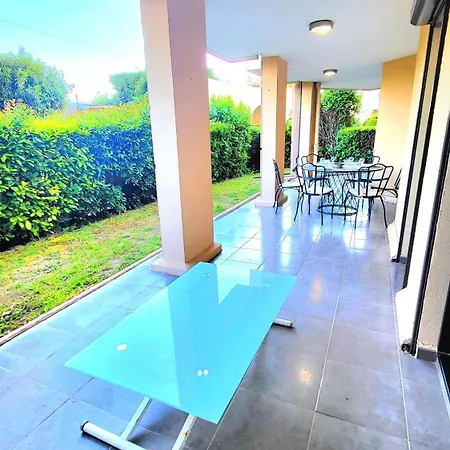 Beachfront 4 - 6 People 2 Swimming Pool