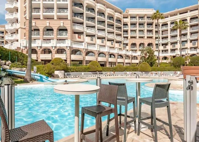 Beachfront 4 - 6 People 2 Swimming Pool